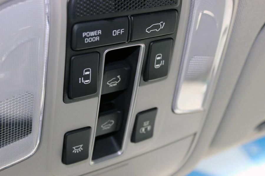  Kia Sedona SXL 2015 года  (фото 71 из 75)
